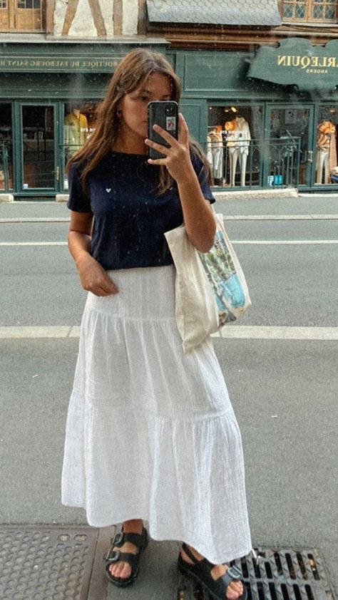 Celebrate Summer: Your Summer Travel Outfit Guide | Cute & Aesthetic Travel Outfits For Summer For Women White Maxi Skirt Outfit, Japan Outfit, European Summer Outfits, Outfits Modest, Skandinavian Fashion, Europe Outfits, Maxi Skirt Outfits, Italy Outfits, Outfits Casual