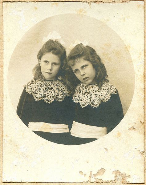 Marjorie and Charis Young, ca 1905 Old Vintage Photos, Victorian Nursery, Old Fashioned Photos, Vintage Children Photos, Creepy Vintage, Twin Photos, Vintage Twins, Camera Obscura, Photo Memories