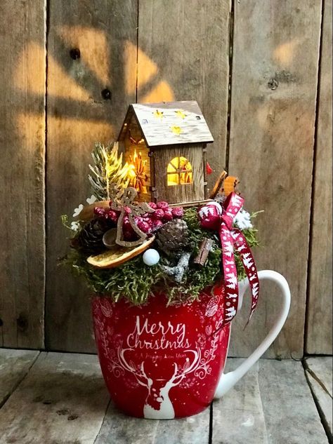 Paper Floral Arrangements, Diy Christmas Mugs, Teacup Crafts, Mug Crafts, Cosy Christmas, Cup Crafts, Christmas Cup, Charming Christmas, Christmas Arrangements