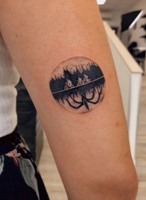 Mind flayer upside down tattoo Mind Flayer Tattoo, Demogorgon Tattoo, Upside Down Tattoo, Stranger Things Tattoo Ideas, Stranger Things Tattoo, Stranger Things Upside Down, Mind Flayer, Ink Inspiration, Gaming Tattoo