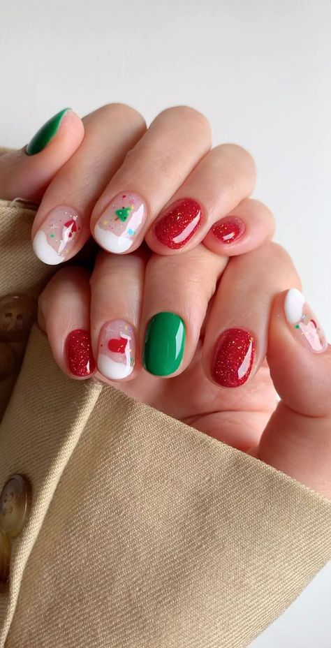 Red And Green Holiday Nails, Red White Green Nails, Red Green Nails Christmas, Green Festive Nails, Green Red Nails, Nail Festive, Short Holiday Nails Christmas, Green And Red Nails, Minimalist Christmas Nails