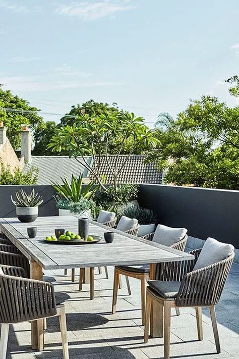 City Gardening, Modern Planting, Outdoor Table And Chairs, Ideas Terraza, Tropical Cyclone, Country Garden Design, Balkon Decor, Rooftop Terrace Design, Rooftop Design