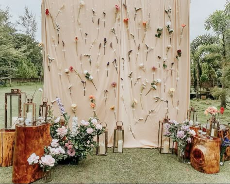 Hanging Flower Alter, Mother’s Day Church Decor Ideas, Outdoor Photobooth Ideas, Mothers Day Backdrop Ideas, Wildflower Backdrop, Outdoor Engagement Party Decorations, Backdrop Photobooth, Flower Backdrop Wedding, Diy Photo Backdrop