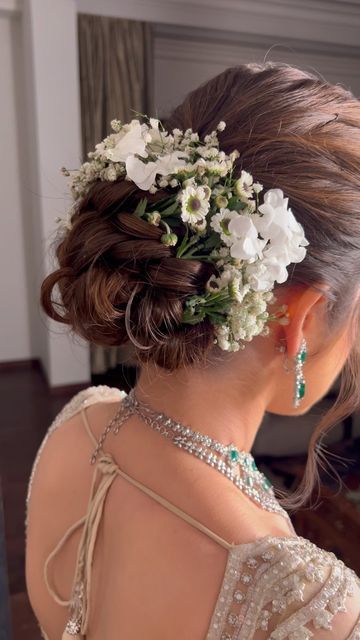 Indian Bridal Updo, Bridal Bun Hairstyles Indian, Bride Hairstyles Indian Wedding, Hairstyles Indian Wedding, Wedding Hairdos, Flowers For Hair, Barbie Dollhouse, Indoor Ideas, Bridal Bun