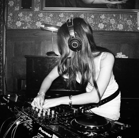 Dj Woman Aesthetic, Female Producer Aesthetic, Dj Asthetic Picture, Dj Girl Aesthetic, Dj Aesthetic Girl, Female Music Producer, Female Dj Aesthetic, Club Pics Night, Music Producer Aesthetic