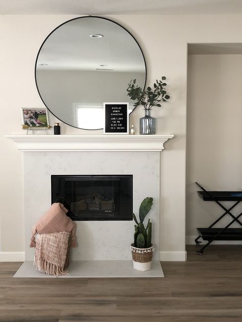 Big round mirror over white fireplace Mirrors Above Fireplace, Round Mirror Living Room, Over Fireplace Decor, Big Round Mirror, Mirror Over Fireplace, Mirror Above Fireplace, Fireplace White, Above Fireplace, Fireplace Mantle Decor