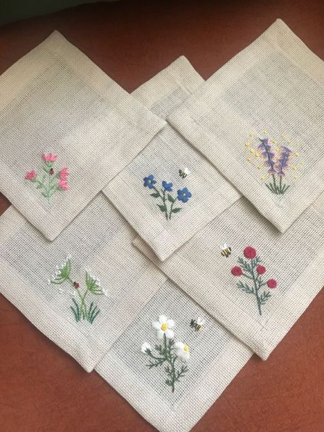 27 Best Images About Drawer Sachets On Pinterest B75 Diy Placemats Fabric, Handkerchief Embroidery, Towel Embroidery Designs, Embroidery Napkins, Drawer Sachets, Basic Hand Embroidery Stitches, Embroidery Stitches Beginner, Simple Hand Embroidery Patterns, Cute Sewing Projects