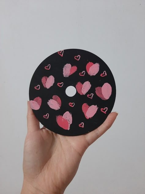 Painting Ideas On Cds, Cd Painting Aesthetic Easy, Cd Painting Aesthetic, Cd Painting Ideas, Painted Cds, Vinyl Record Painting, Vinyl Record Art Ideas, Cd Wall Art, Cd Painting