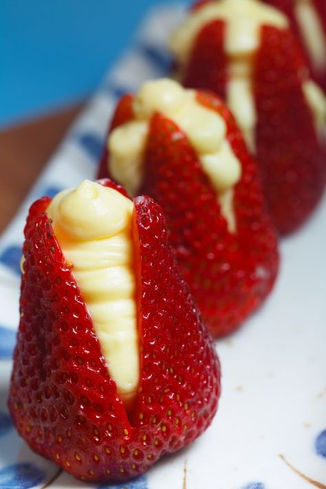 good for showers- Strawberries Filled with ready-made cheesecake filling, delicious and easy when you need to bring something to a party Cheesecake Filling, Strawberry Filling, Snacks Für Party, Jambalaya, Puddings, Finger Food, Appetizer Snacks, Ready Made, Quince