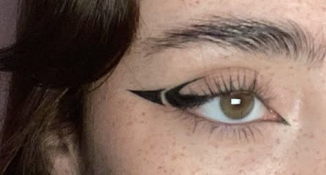 Cool Eyeliner Makeup, Weird Eyeliner Looks, Funky Eyeliner, Creative Eyeliner, Pixie Makeup, Funky Makeup, Movie Makeup, Rave Makeup, Swag Makeup