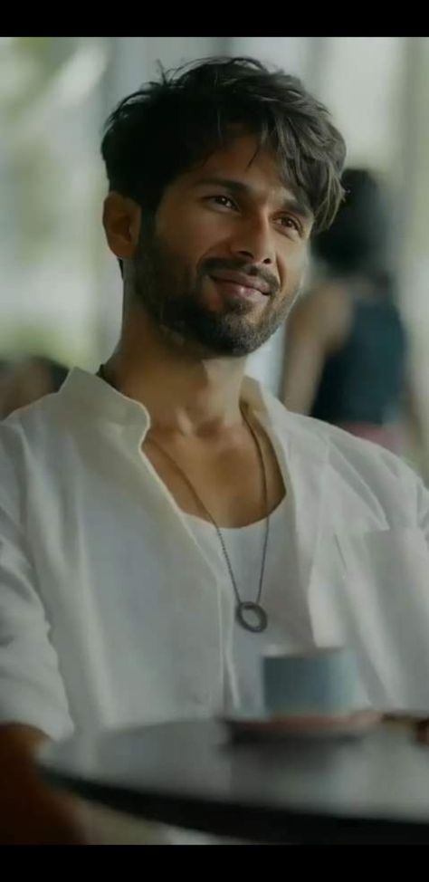 Shahid Kapoor Aesthetic, Cute Indian Guys, Indian Bollywood Actors, Indian Things, Boyfriends Be Like, Indian Actors, Guru Pics, Shahid Kapoor, Good Quotes For Instagram