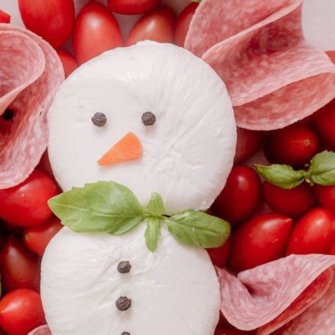 SARA AYESH / food blog on Instagram: "Holiday Apps & Sides Part 1: Burrata Snowman HOW CUTE is this little Burrata snowman?! ☃️ You’ll just need 2 balls of Burrata, peppercorns, and a little triangle of carrots! Hit the SAVE button and make this for your next holiday party 🥂☃️ #holidayappetizers #holiday #holidayappetizer #burrata #capresesalad #easyappetizers #cheeseboard #cheeseboards" Burrata Snowman, Holiday Apps, Holiday Appetizers, Next Holiday, Appetizers Easy, Christmas Dinner, Caprese Salad, Holiday Party, Holiday Parties