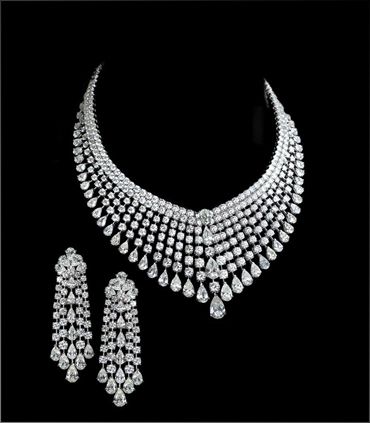 Diamond Collar, Beautiful Diamond Necklace, Bracelet Cartier, Bridal Diamond Necklace, Round Diamond Earrings, Diamond Bracelet Design, Diamond Necklace Designs, Bridal Diamond Jewellery, Diamond Necklace Set