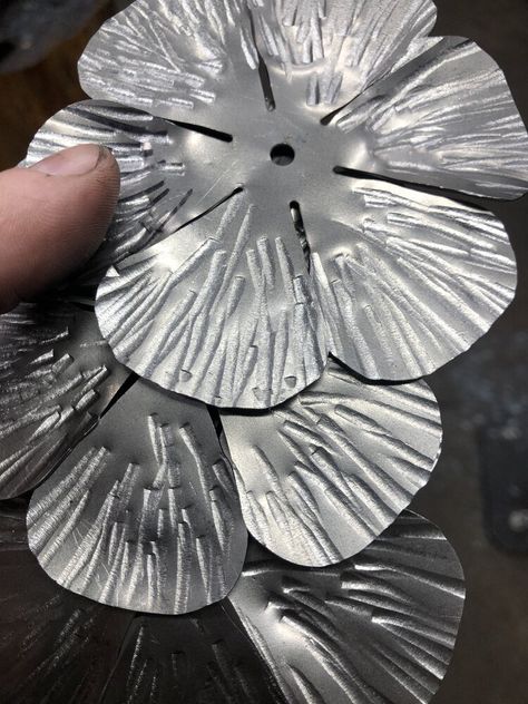 Metal Flower Art, Welded Metal Projects, Soda Can Art, Metal Roses, Metal Sculptures Garden, Iron Rose, Art Projects Ideas, Metal Workshop, Metal Artwork Wall