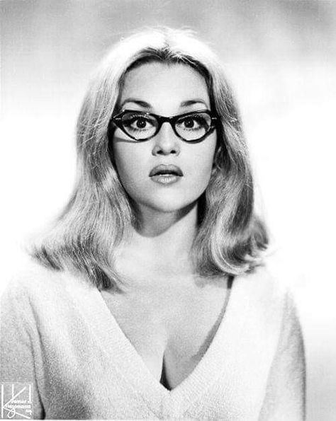 Madeline Kahn, Actrices Hollywood, Wearing Glasses, Vintage Glasses, Women Humor, Classic Films, Vintage Hollywood, Classic Beauty, Hollywood Stars