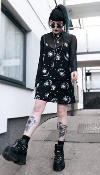 90 Goth Fashion, Casual Goth Fashion, Black Hair Goth, Looks Hippie, Punk Mode, Style Dr Martens, Casual Goth