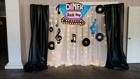 Backdrop sock hop party theme Red And Teal Wedding, Engagement Party Photo Backdrop, Retro Party Theme, 1950s Party Ideas, Photo Backdrop Diy, Fifties Party, Grease Party, 50s Theme, 50s Sock Hop