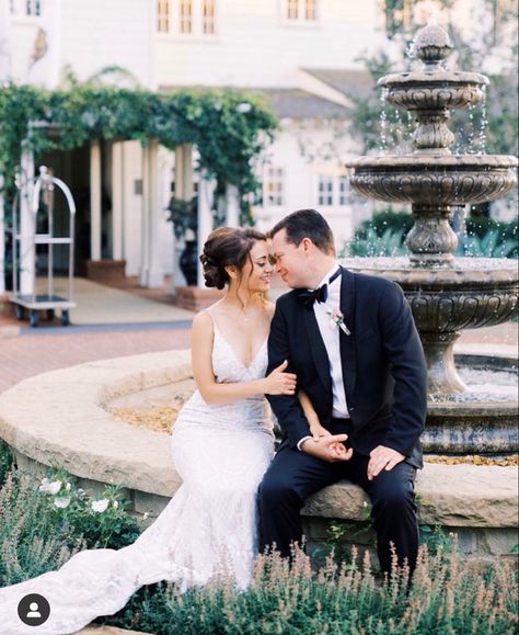 Wedding Fountain Photo, Fountain Wedding Photos, Fountain Couple Pictures, Wedding Water Fountain, Fountain Poses, Fountain Photoshoot, Wedding Fountain, Wedding Photography Poses Bridal Party, Elopement Poses