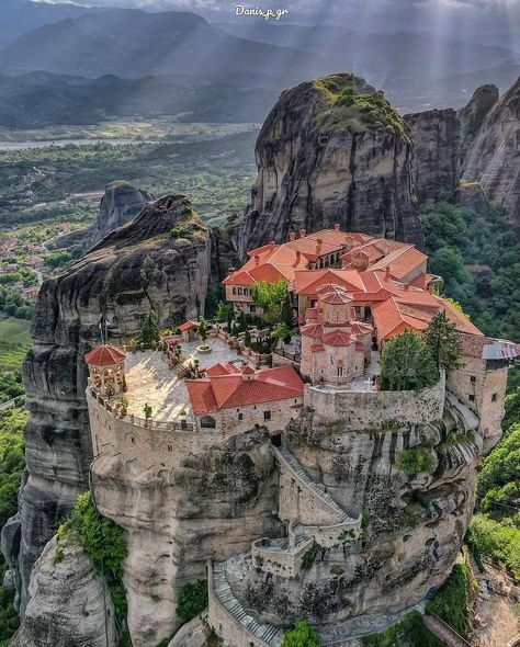 Kalambaka Greece, Meteora Monastery, Greece Meteora, Meteora Monasteries, Meteora Greece, Filmy Vintage, Amazing Places On Earth, Amazing Buildings, 400m