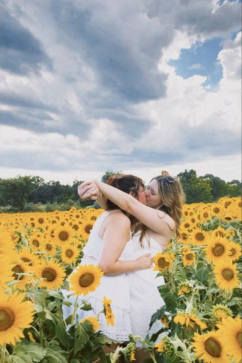 Cottagecore Date Ideas, Cottagecore Girlfriends, Wlw Proposal Aesthetic, Aesthetic Lesbian Wedding, Wlw Photo Ideas, Wlw Proposal, Sapphic Date Ideas, Lesbian Proposal Ideas, Lesbian Date Night Ideas