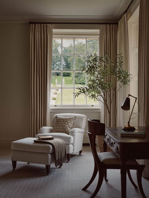 A Grand Georgian Manor House in England 22 Traditional Wall Sconces Living Room, Luxury Lookbook, Tv Cupboard, Casa Clean, International Interior Design, Parking Design, Modern Country, Stunning Interiors, Quiet Luxury