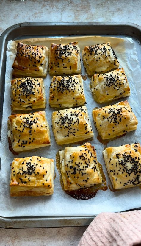 Feta & honey puff pastry bites Feta And Honey Pastries, Puff Pastries Appetizers, Savoury Pastry Ideas, Air Fryer Puff Pastry Recipes, Honey Puff Pastry, Brie Ideas, Puff Pastry App, Feta Puff Pastry, Feta Honey