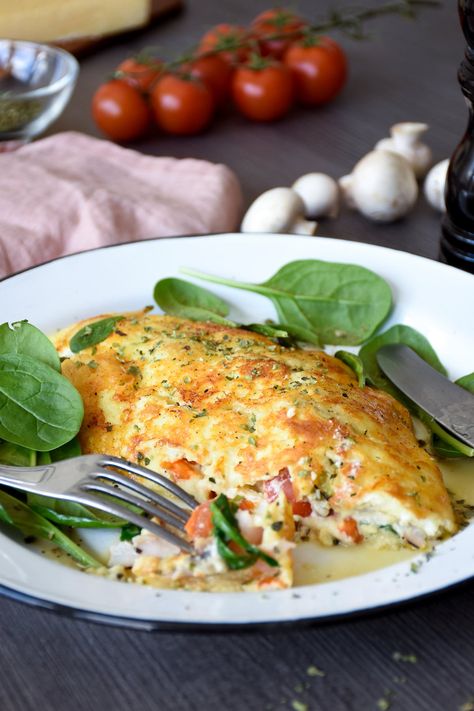 Jill's cheese-crusted omelet Diet Doctor Recipes, Desayuno Keto, Omelets Recipe, Cheese Crust, Omelette Recipe, Keto Cheese, Diet Doctor, God Mat, 500 Calories