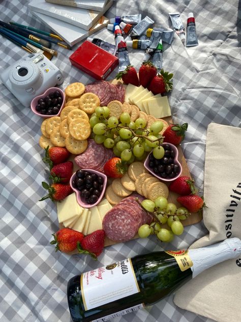 Picnic Charcuterie Board For Two, Charcuterie Board Aesthetic Picnic, Charcuterie Board For Picnic, Picnic Birthday Food Ideas, Indoor Picnic Aesthetic, Pinic Romantico Aesthetic, Romantic Picnic Aesthetic, Charcuterie Picnic Ideas, Picnicking Ideas