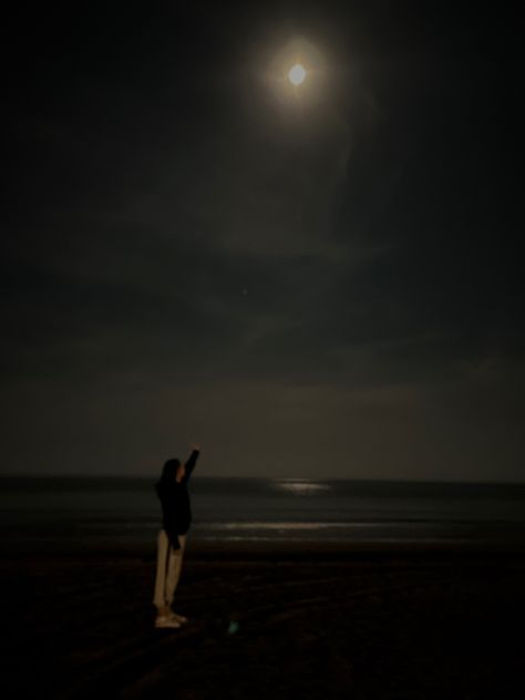 Night Sea Photoshoot, Beach Pics At Night, Night Beach Pics, Night Poses, Nighttime Beach, Night Time Aesthetic, Person Aesthetic, Sea Vibes, Moon Sea