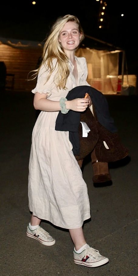 Elle Fanning Street Style Elle Fanning Dress, Elle Fanning Street Style, Elle Fanning Style, Kaia Gerber Style, Xmas Outfits, Fashion Capsule, Elle Fanning, Party Looks, White Skirts