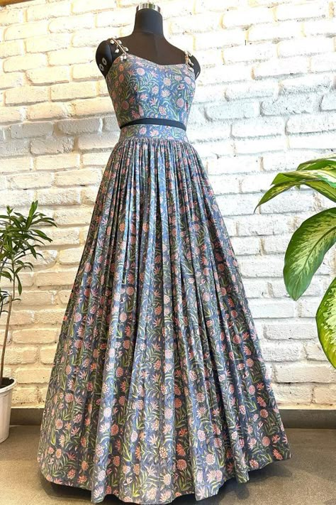 Function Dresses, Simple Lehenga, Lehenga Designs Simple, Extension Hair, Dresses Traditional, Indian Dresses Traditional, Indian Gowns Dresses, Traditional Indian Outfits, Trendy Dress Outfits