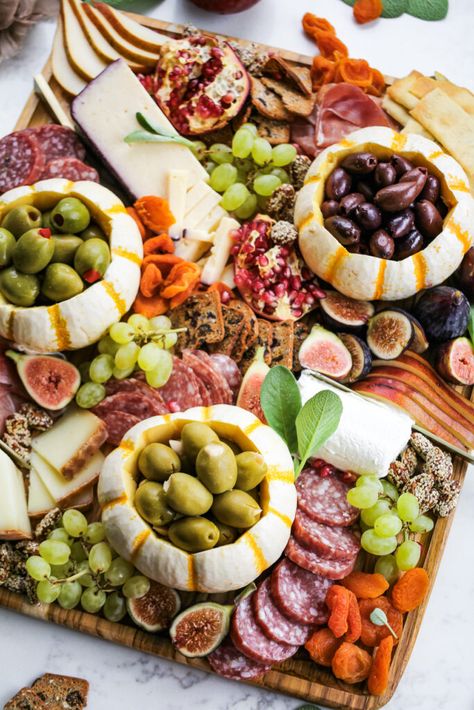 How to Create the Perfect Fall-Themed Charcuterie Board - Fetty's Food Blog Pizza Themed Charcuterie Board, Charcuterie Board Ideas For Fall, Fall Veggie Charcuterie Board, Fall Sweet Charcuterie Board, Charcuterie Board Themes Thanksgiving, Seasonal Charcuterie Board, Pork Free Charcuterie Board Ideas, Thanksgiving Charcuterie Board Ideas Simple, Charcuterie Board Fall Theme