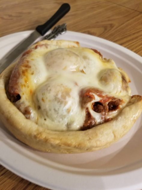 Pizza Pot Pie Chicago, Pizza Pot Pie Recipe, Pizza Bowls, Pizza Stromboli, Monster Pizza, Lunch Pizza, Pizza Pot Pie, Deep Dish Pizza Recipe, Pizza Bowl