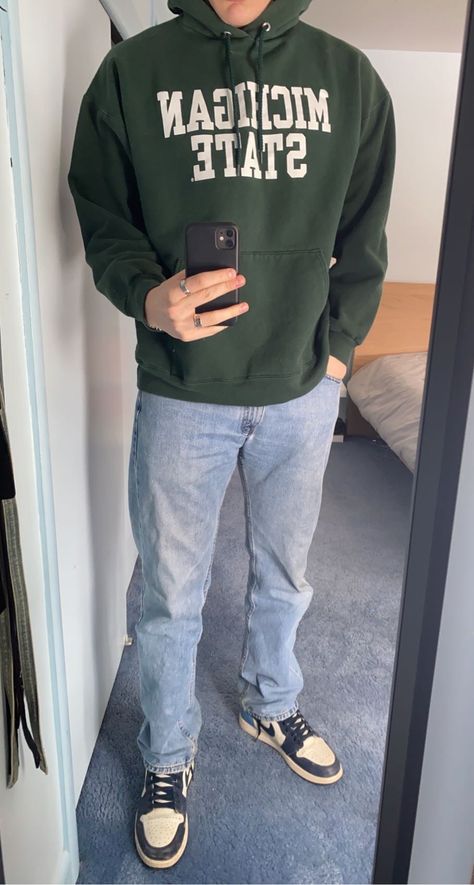 Outfits For College Men, Athletic Boy Outfits, How To Style Hoodies Men, Mens Crewneck Sweatshirt Outfit, Guy Outfits Casual, Basic White Boy Outfit, Green Sweatshirt Outfit, Green Hoodie Outfit, Sweatshirt Outfit Men