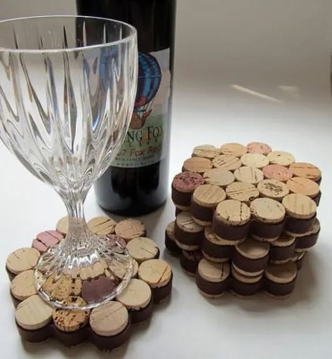 Posavasos con tapones de corcho | Manualidades On Upcycled Wine Corks, Wine Cork Coasters, Cork Wedding, Wine Cork Projects, Cork Crafts Diy, Wine Cork Diy, Wine Cork Art, Cork Projects, Cork Tiles