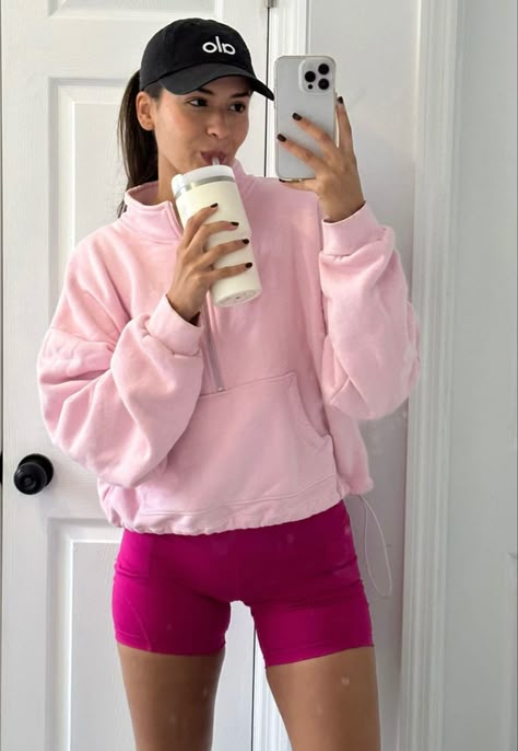 Wellness, workout outfit, gym, aesthetic pink, pink pilates, healthy lifestyle Modest Workout, Gym Ootd, Lulu Outfits, Pilates Outfit, Colorful Workout Outfits, Gymwear Outfits, Gym Crush, Pilates Clothes, Ootd Women