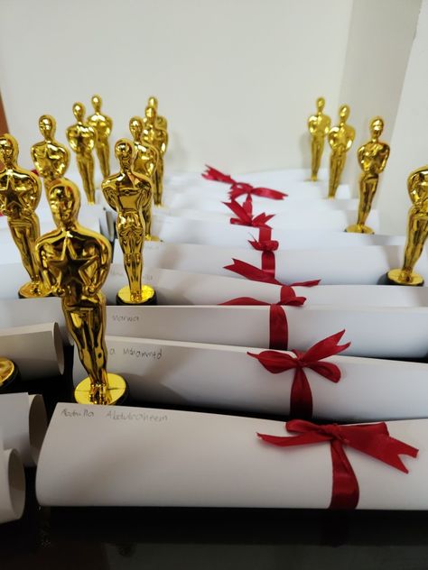 Graduation Certificates and Oscar Trophies. Oscar award/movie themed Graduation. Met Gala Party Ideas, Award Ceremony Aesthetic, School Awards Ceremony, Hollywood Prom, Academy Awards Party, Oscar Awards, Football Banquet, Class Awards, Kids Awards