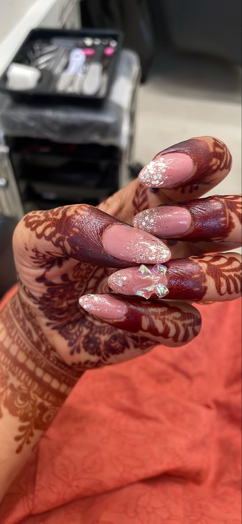 Mehandi Nail Design, Nail Extensions Designs Bridal, Indian Bride Nail Art, Nail Art For Brides Indian, Heavy Nail Art Design, Indian Wedding Nail Art Designs, Classy Nail Extensions, Wedding Nail Art Design For Bride, Fingers Mehndi Designs Unique