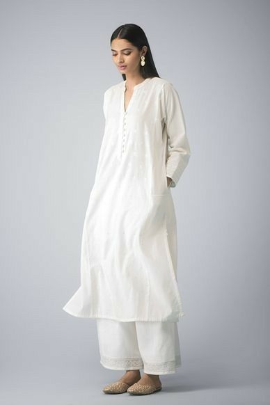 ♡✵grad idea with pure silk cream sleevelss Traditional Kurta, Trendy Outfits Indian, Indian Designer Suits, Simple Kurta Designs, Good Earth, Pakistani Fashion Casual, Casual Indian Fashion, Long Kurti Designs, Kurta Designs Women