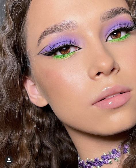 Purple Rave Makeup Looks, Neon Purple Eyeliner, Neon Purple Eyeshadow, Neon Disco Makeup, Neon Purple Makeup, Neon Rave Makeup Ideas, Tmnt Makeup Eye, Grape Makeup Look, Purple Disco Makeup