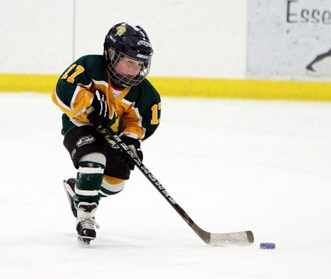 A 7 year old future coach. Childhood Pics, Boys Hockey, Hockey Kids, Youth Hockey, Usa Hockey, Hockey Baby, Hockey Girl, Ice Skate, Chicago Pd