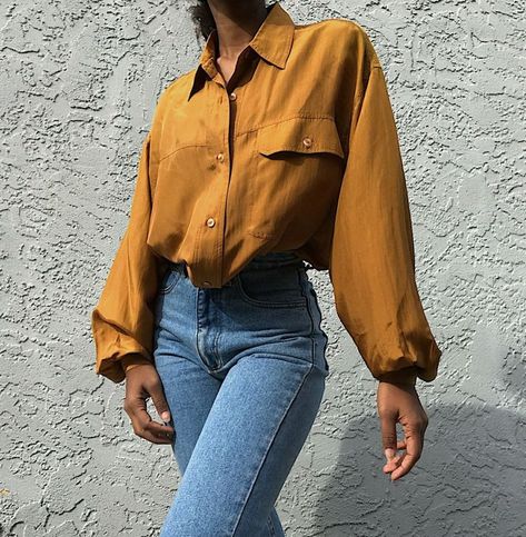 women's mustard yellow button down top with jeans, spring/summer style, women's fashion, casual outfit, everyday wear, street style, how to wear, high waist jeans outfit inspiration, chic look, menswear inspriation Thrifting Outfits, 70s Outfits, Chique Outfits, Look Retro, Thrift Shopping, Vintage Cartoon, Look Vintage, Outfit Goals, Mode Inspiration