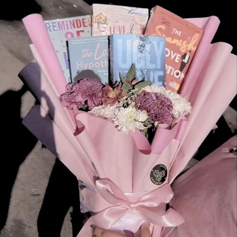 Book Bouquet Gift Tiktok, Book Bouquet Aesthetic, Birthday Presents Aesthetic, Birthday Present Aesthetic, Book Bouquet Gift, Book Flower Bouquet, Pink Presents, Book Bouquet, Gifts Aesthetic