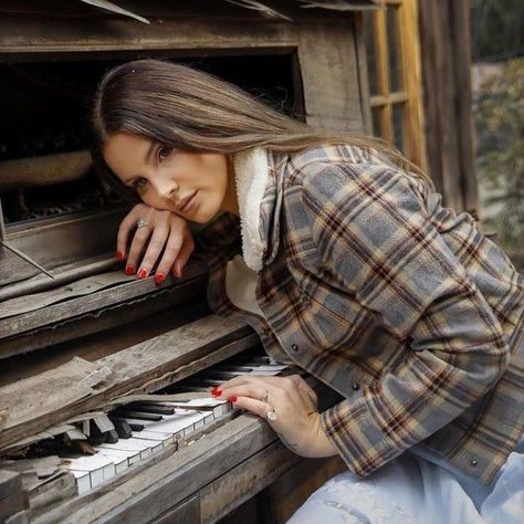 Lana 💕 Lana Del Rey Piano, Lana Del Rey Pictures, Tunnel Under Ocean Blvd, Over The Country Club, Blue Banisters, Scary Stories To Tell, Lana Del Rey Love, The Hollywood Bowl, Ocean Blvd