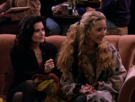 Monica And Phoebe, Lisa Kudrow Friends, Friends Phoebe, Peyton Sawyer, Best Of Friends, Friends Season, Monica Geller, Phoebe Buffay, Friends Series