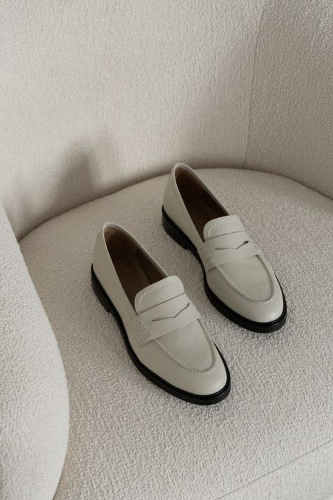 White Penny Loafers Outfit Women, Cream Loafer Outfits Women, White Penny Loafers Outfit, Cream Loafers Outfit Women, Flattered Loafers, Loafer Shoes Outfit Women, Cream Loafers Outfit, White Loafers Outfit Women, White Loafers Outfit