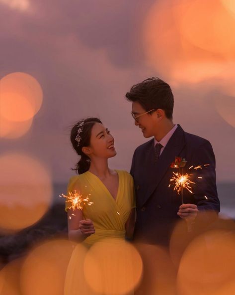 Night Wedding Photography, Engagement Ring Photography, Prenuptial Photoshoot, Night Wedding Photos, Pre Wedding Photoshoot Props, Wedding Fireworks, Pre Wedding Photoshoot Outfit, Engagement Photography Poses, Wedding Photoshoot Props