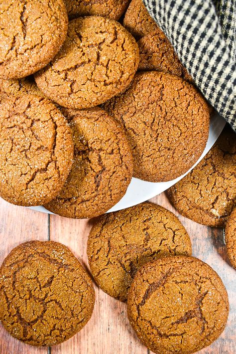 An easy-to-make ginger snap recipe. These homemade ginger biscuits (a.k.a. ginger snap cookies, ginger nuts, or gingersnaps!) are the best ginger snaps for pie crusts, cookie platters, or dunking in a cup of hot tea or coffee. Sourdough Ginger Snaps, Candied Ginger Cookies, Ginger Snap Pie Crust, Ginger Snap Recipe, Ginger Snap Cookies Recipe, Ginger Snaps Recipe, Cookie Platters, Soft Ginger Cookies, Pie Crust From Scratch