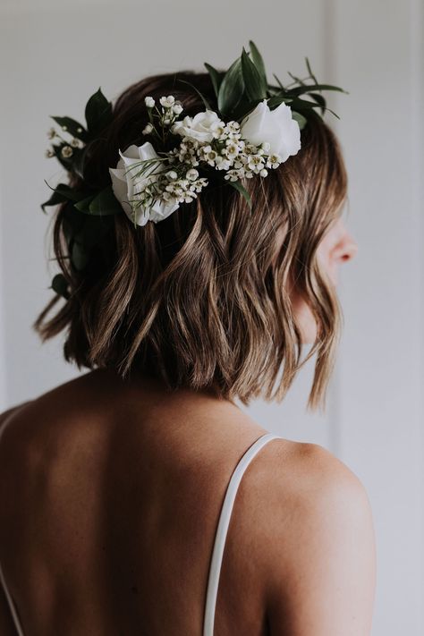 Short Bridal Hair Flowers, Short Hair With Flowers, Bride Hairstyles Shoulder Length Hair, Shoulder Length Hair Bride, Bridal Hair Shoulder Length, Wedding Hair Shoulder Length, Short Bob Wedding Hair, Shoulder Length Wedding Hair, Bob Wedding Hairstyles