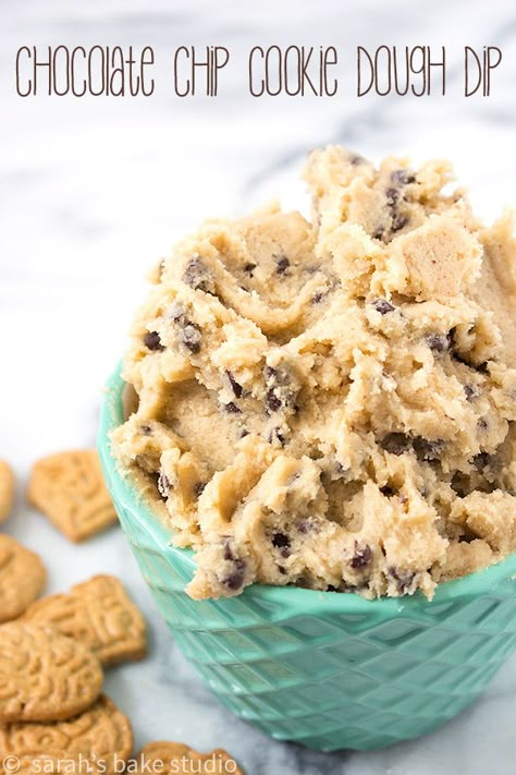 Chocolate Chip Cookie Dough Dip – your favorite edible cookie dough (minus the eggs) made into a delicious dip; perfect for dipping graham crackers, animal cookies, and apples in! Yum! Chocolate Chip Cookie Dough Dip, Cookie Dough Dip Recipe, Cookie Dough Dip, Sweet Dips, Cookie Dough Recipes, Edible Cookies, Edible Cookie Dough, Animal Cookies, Desserts Recipes